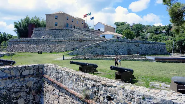 Florianopolis 'teki Jos da Ponta Grossa Kalesi' nin havadan görünüşü, Forte Beach 'teki Santa Catarina ve 18. yüzyıl Brezilya İmparatorluğu döneminden kalma taş duvarlar ve eski toplar..
