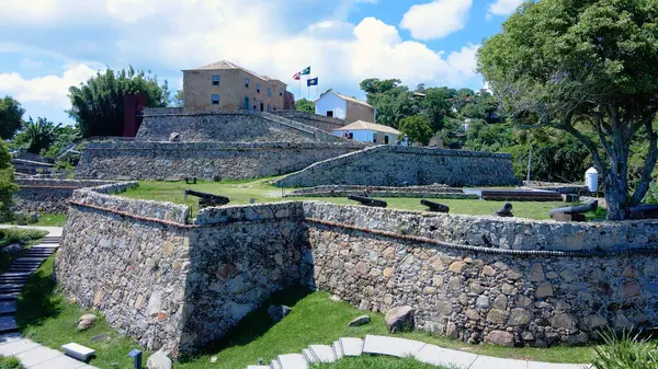 Florianopolis 'teki Jos da Ponta Grossa Kalesi' nin havadan görünüşü, Forte Beach 'teki Santa Catarina ve 18. yüzyıl Brezilya İmparatorluğu döneminden kalma taş duvarlar ve eski toplar..