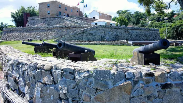 Florianopolis 'teki Jos da Ponta Grossa Kalesi' nin havadan görünüşü, Forte Beach 'teki Santa Catarina ve Jurere Internacional, Brezilya İmparatorluk döneminden kalma savunma kalesinin topları ve duvarları..