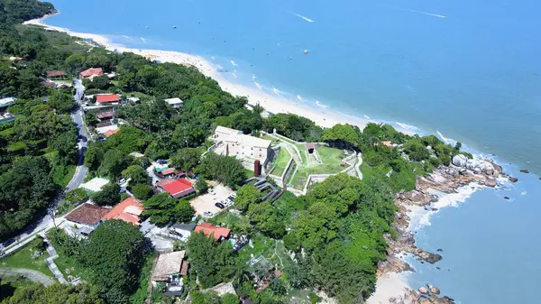 Jos da Ponta Grossa Kalesi 'nin havadan görünüşü Jurer Internacional plajı yakınlarındaki Fort sahillerinde, Santa Catarina Adası, Florianpolis, 18. yüzyıl kalesi..