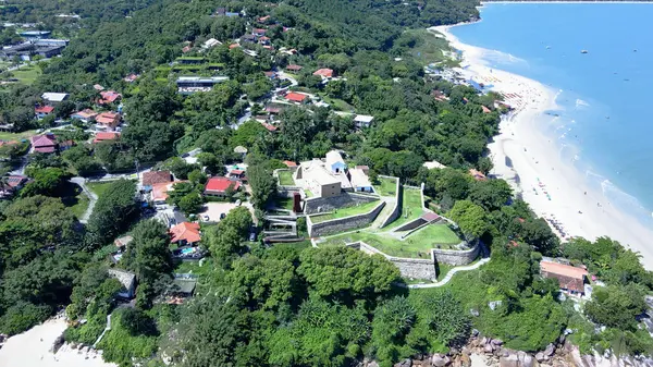 Jos da Ponta Grossa Kalesi 'nin havadan görünüşü Jurer Internacional plajı yakınlarındaki Fort sahillerinde, Santa Catarina Adası, Florianpolis, 18. yüzyıl kalesi..