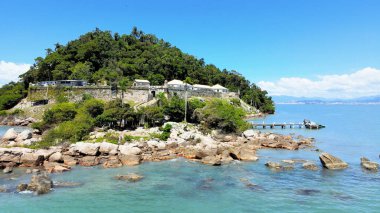 Ratones Adası ve Florianpolis, Santa Catarina 'daki Santo Antnio de Ratones Kalesi' nin havadan görünüşü. Portekiz İmparatorluk döneminden kalma koloni kalesi olan ıssız bir ada..