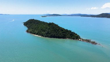 Florianpolis, Santa Catarina 'daki Daniela Sahili' nin yakınlarındaki Ratones Adası 'nın havadan görünüşü geniş doğa ve zümrüt yeşili denizi olan Atlantik Ormanı..