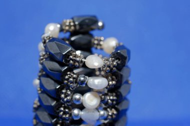 Mavi arka planda mücevher ve aksesuarlar.