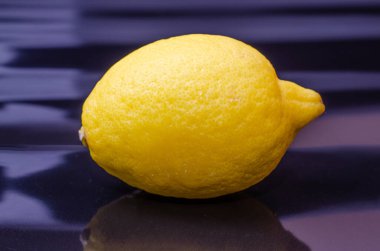 fresh lemon slice on a plate. close-up, selective focus