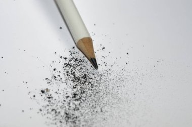 Beyaz arkaplanda siyah kalem