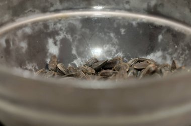 Kavanozdaki bir yığın sarımsağın yakın plan çekimi.