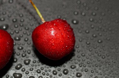 Su damlalı kırmızı taze kirazlar