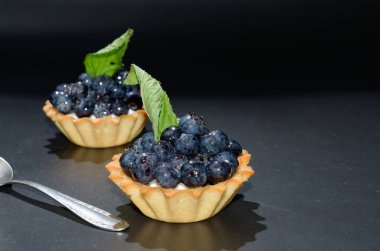 Yabanmersini ve nane şekline bürünmüş yaban mersini ve tart..