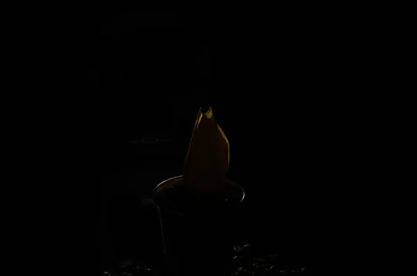燃烧着黑色背景的蜡烛 — 图库照片#