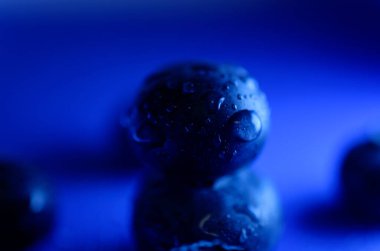 Siyah arkaplan şeklinde mavi toplar