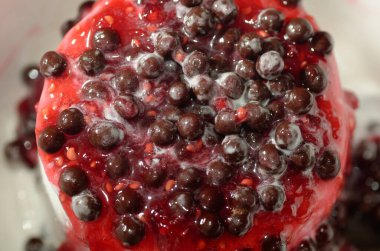 Frenk üzümlü kırmızı böğürtlen. makro.