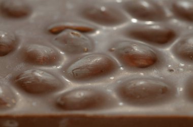 Çikolata ve bir damla su. görünümü kapat