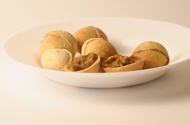 Hint aperatifi veya samosa ya da aperatifi samosa, kızarmış soğan ve biberle servis edilen popüler Hint aperatifleridir.