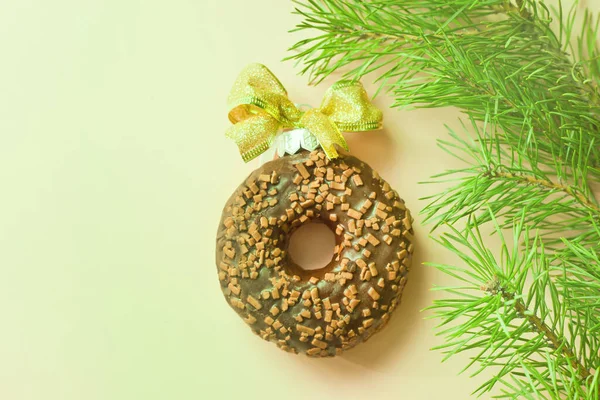 Donut Chocolate Com Arco Dourado Como Bola Natal Perto Abeto — Fotografia de Stock