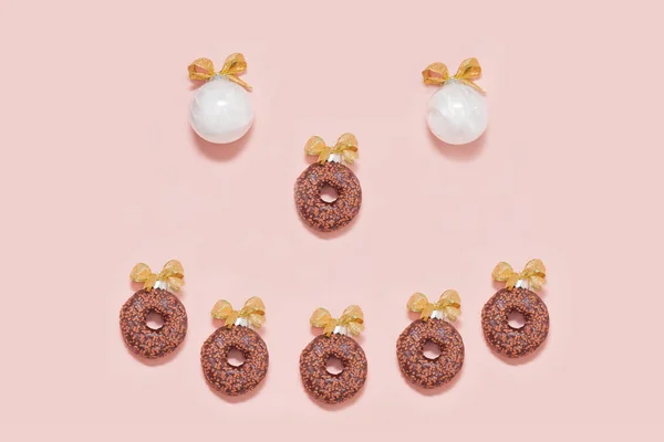 Lächeln Weiße Weihnachtskugeln Mit Süßen Donuts Emoticon Neues Jahr Kreative — Stockfoto