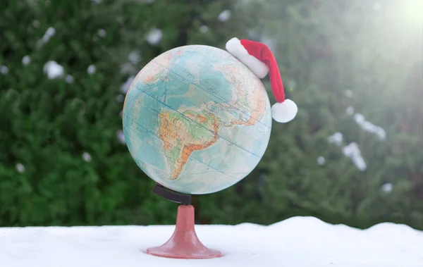 Globe Avec Chapeau Noël Sur Neige Bokeh Fusée Éclairante Chapeau — Photo