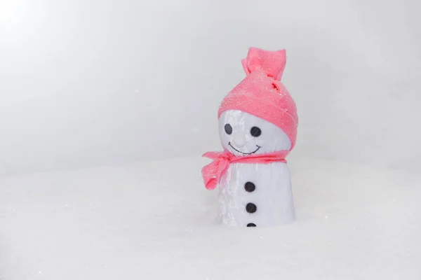 Smowman Stojący Śniegu Ręcznie Robiona Zabawka Różowym Kapeluszu Białe Płatki — Zdjęcie stockowe