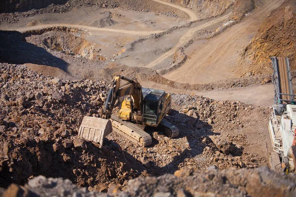 Koparka Pracująca Kopalni Duża Żółta Maszyna Porusza Kamieniem Odkrytym Kamieniołomie — Zdjęcie stockowe