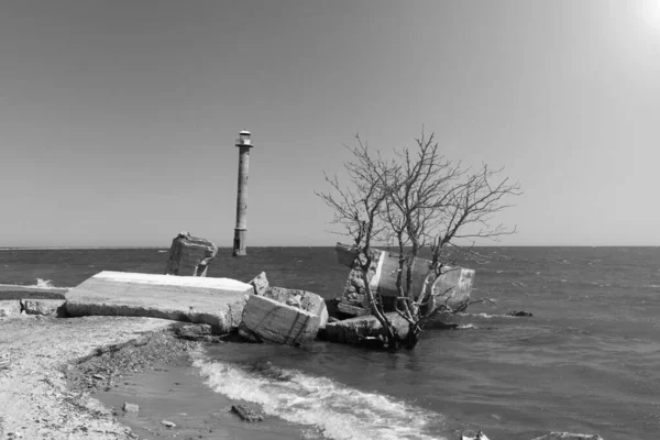 Phare Abandonné Eau Mer Reste Avec Bâtiment Cassé Dans Île — Photo