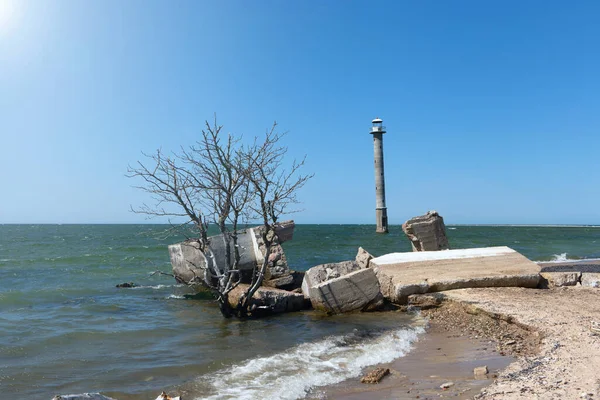 Abandonné Phare Eau Mer Reste Avec Bâtiment Cassé Dans Île — Photo