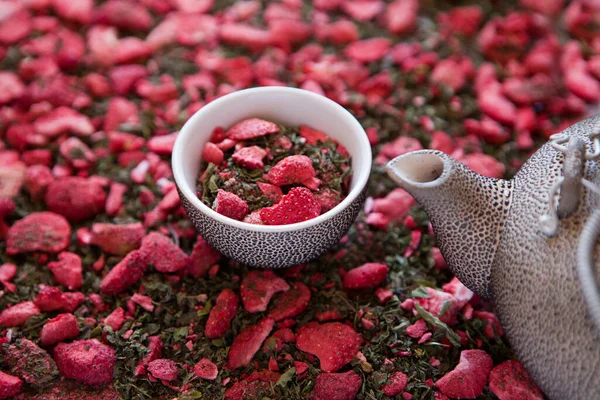 Сушеный Клубничный Чай Мятой Клубникой Возле Чайника Сухой Травяной Чай — стоковое фото