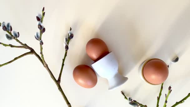 Paskalya Yumurtaları Bej Arka Planda Dallarla Yatar Yüksek Kalite Görüntü — Stok video