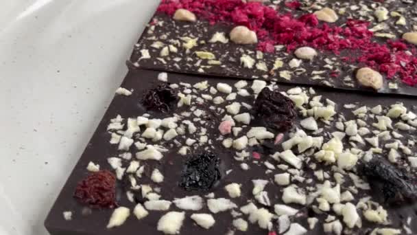Темные Шоколадные Батончики Орехами Ягодами Вращаются Пластинке Видео Высококачественные Кадры — стоковое видео