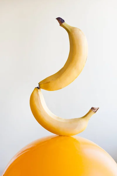 Nasekané Banány Jahody Rovnováze Žlutém Pozadí Ovoce Detailní Záběr — Stock fotografie