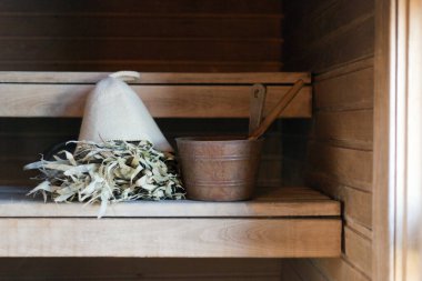 Banyo şapkası ve Rus hamamı ya da aksesuarlı sauna odası, süpürge buharlı geleneksel buhar banyosu. kereste duvarları