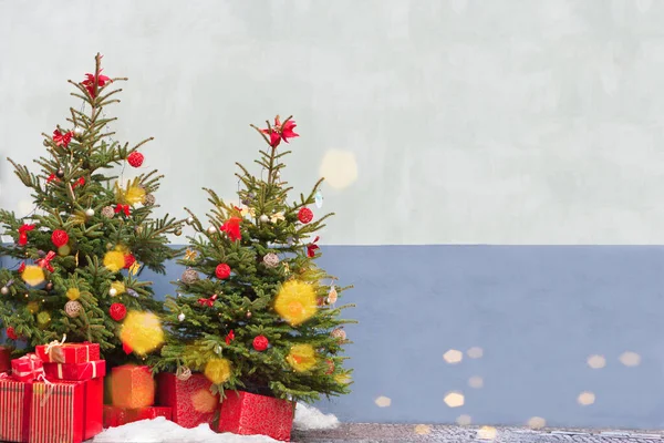 Karácsonyfák Arany Bokeh Val Piros Ajándékokkal Háttér Virágos Téli Karácsonyfa — Stock Fotó