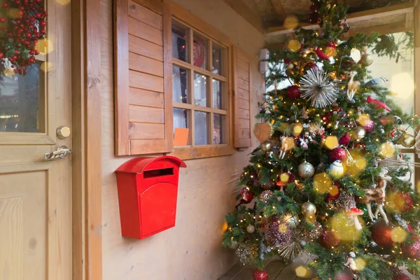 Caixa Correio Vermelha Papai Noel Casa Madeira Perto Árvore Natal — Fotografia de Stock