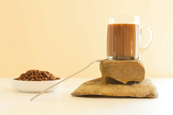 Gorąca Kawa Latte Lub Cappuccino Przezroczystej Szklance Kawy Beżowym Tle — Zdjęcie stockowe