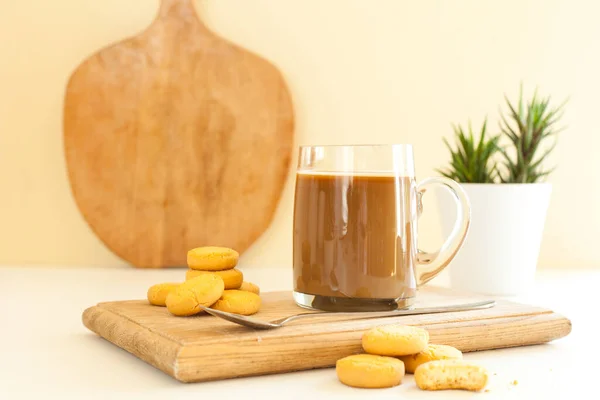 Gorąca Kawa Latte Lub Cappuccino Przezroczystej Szklance Kawy Beżowym Tle — Zdjęcie stockowe