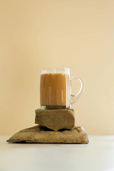 Ζεστός Καφές Λάτε Καπουτσίνο Διάφανο Ποτήρι Καφέ Μπεζ Φόντο Καβουρδισμένα — Φωτογραφία Αρχείου