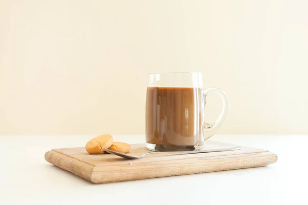 Heißer Kaffee Latte Oder Cappuccino Klarem Kaffeeglas Auf Beigem Hintergrund — Stockfoto