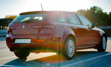 TALLINN, ESTONIA - 21 Temmuz 2017: Estonya 'da Yazın Mor Günbatımında Kırmızı Alfa Romeo 159 İtalyan Araba Sportwagon