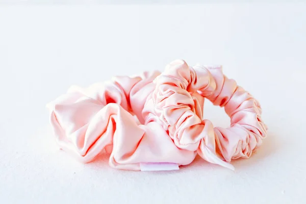 Różowy Jedwab Scrunchy Izolowany Białym Tle Narzędzie Fryzjerskie Kolorowy Elastyczny — Zdjęcie stockowe