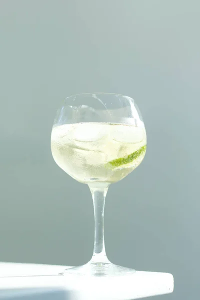 Verfrissend Drankje Glas Met Ijs Zonlicht Ijsblokjes Kristalhelder Water Gezonde — Stockfoto