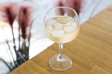 Masada buzlu içecek bardağı. Küpler kristal berrak su. Sıcak günlerde sağlıklı limonata kuyruğu