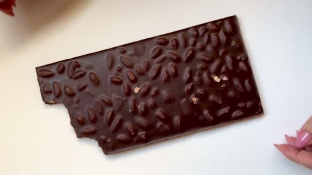Manos Mujer Rompiendo Barras Chocolate Negro Sobre Fondo Blanco Vista — Vídeo de stock