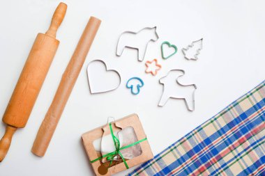 Beyaz masanın üzerinde zencefilli ekmek hamuru ve kalıp var. Pişirmek için Noel kurabiyesi kağıdı. Yeni yıl kutlaması için bisküviler. hediye kutusu süslemeleri