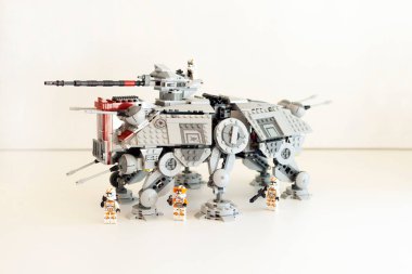 Tallinn, Estonya - 26 Haziran 2023: Lego Star Wars AT-TE Walker beyaz arkaplanda klon askerleri, editoryal görüntü