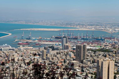 HAIFA, ISRAEL - 23 Mayıs 2019: Hayfa şehri ve metropol bölgesi. Deniz limanının panoramik manzarası