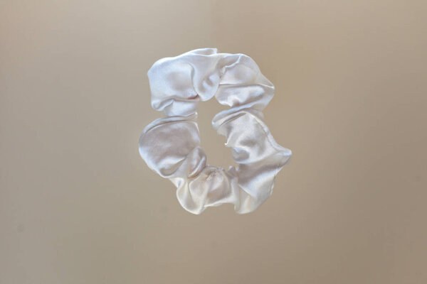 белый шелк Scrunchie на бежевый. Левитация для волос и аксессуаров. Hair Scrunchies, Elastic Hairh, Bobble Sports Scrunchie Hairband