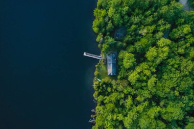 Vermont göl kenarındaki kulübenin havadan görünüşü