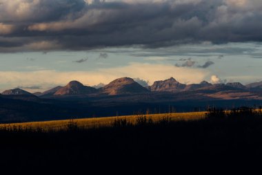 Gün batımı dağ sırasının üzerinde, Colorado.