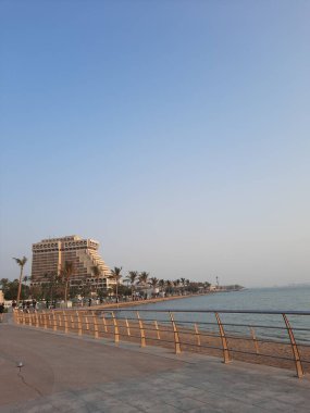 Jeddah, Corniche 'de güzel bir gün batımı. Jeddah Corniche, Suudi Arabistan 'ın başkenti Jeddah' da yer alan bir kıyı bölgesidir. Kızıl Deniz kıyısında yer almaktadır..