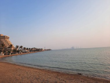 Jeddah, Corniche 'de güzel bir gün batımı. Jeddah Corniche, Suudi Arabistan 'ın başkenti Jeddah' da yer alan bir kıyı bölgesidir. Kızıl Deniz kıyısında yer almaktadır..