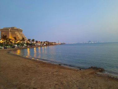 Jeddah, Corniche 'de güzel bir gün batımı. Jeddah Corniche, Suudi Arabistan 'ın başkenti Jeddah' da yer alan bir kıyı bölgesidir. Kızıl Deniz kıyısında yer almaktadır..